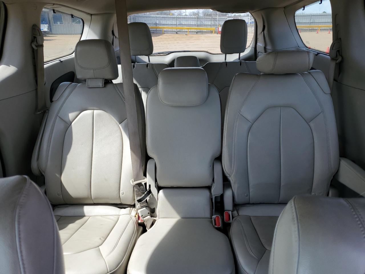 2017 Chrysler Pacifica - Image 10
