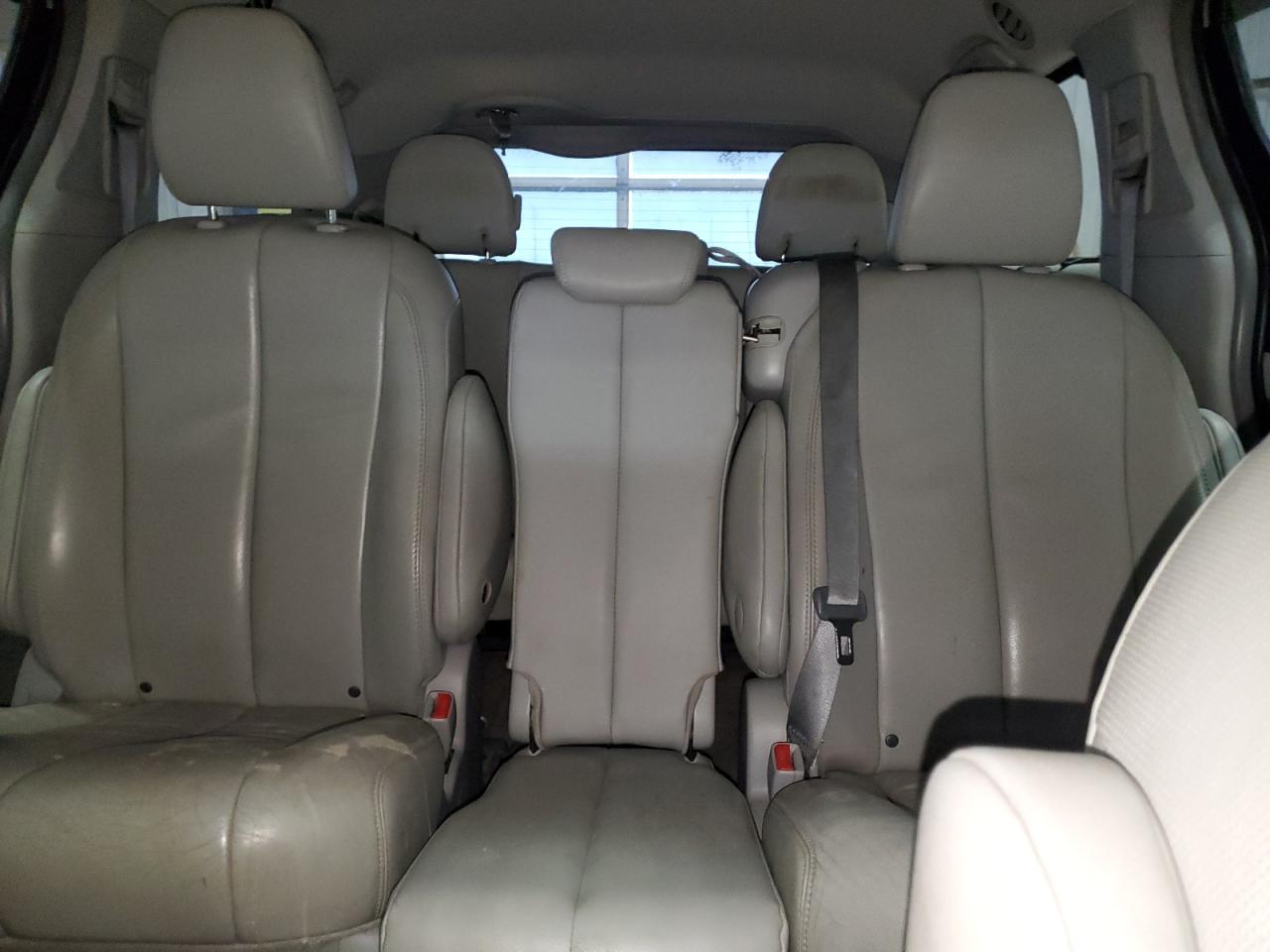2013 Toyota Sienna - Image 10