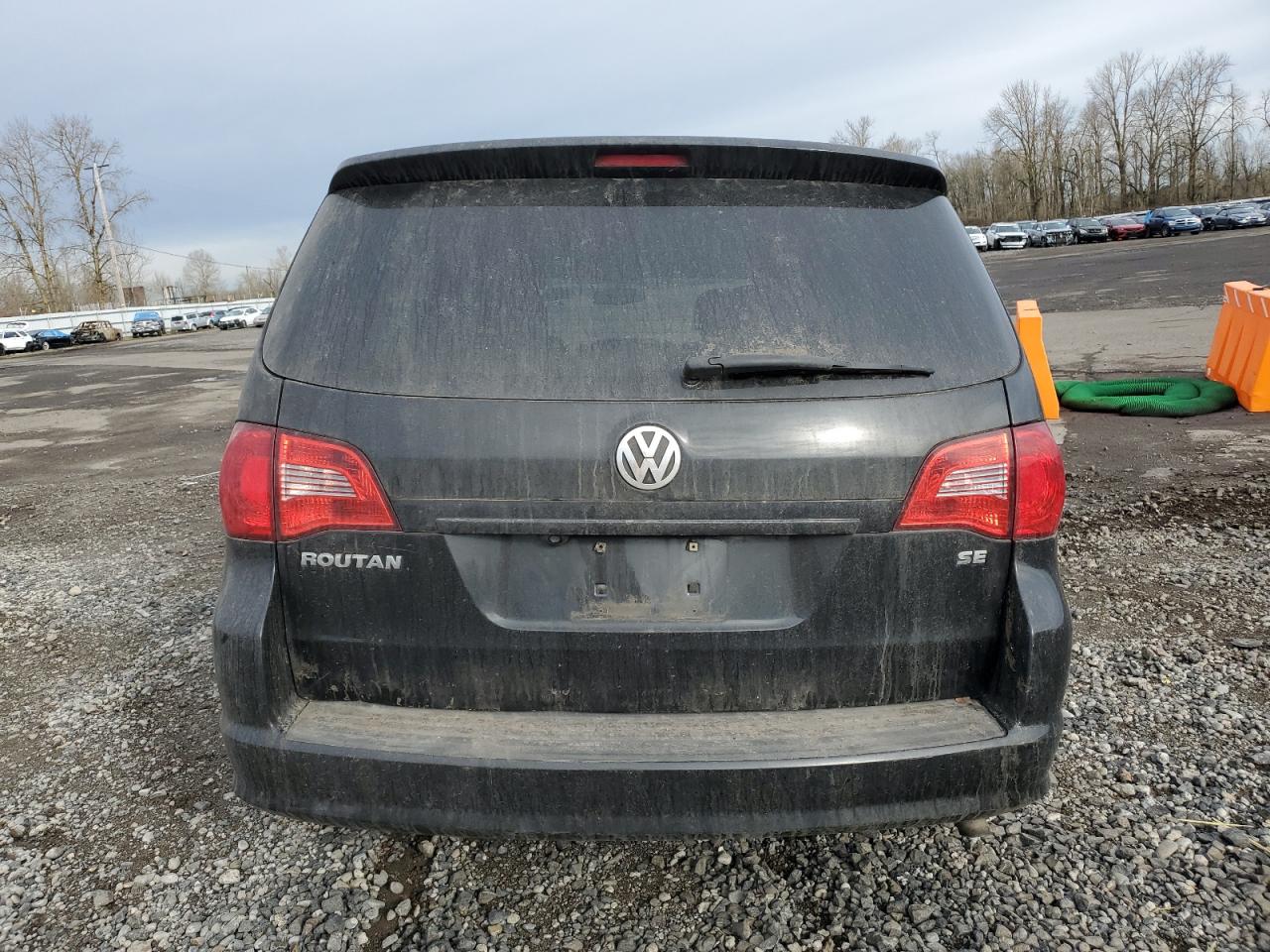 2010 Volkswagen Routan - Image 6