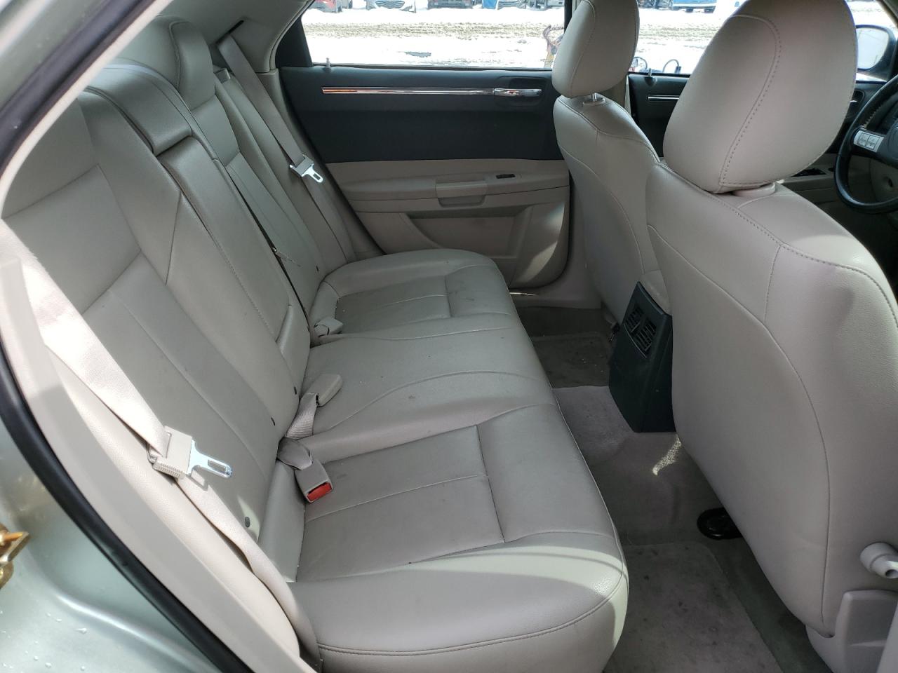 2006 Chrysler 300 - Image 10