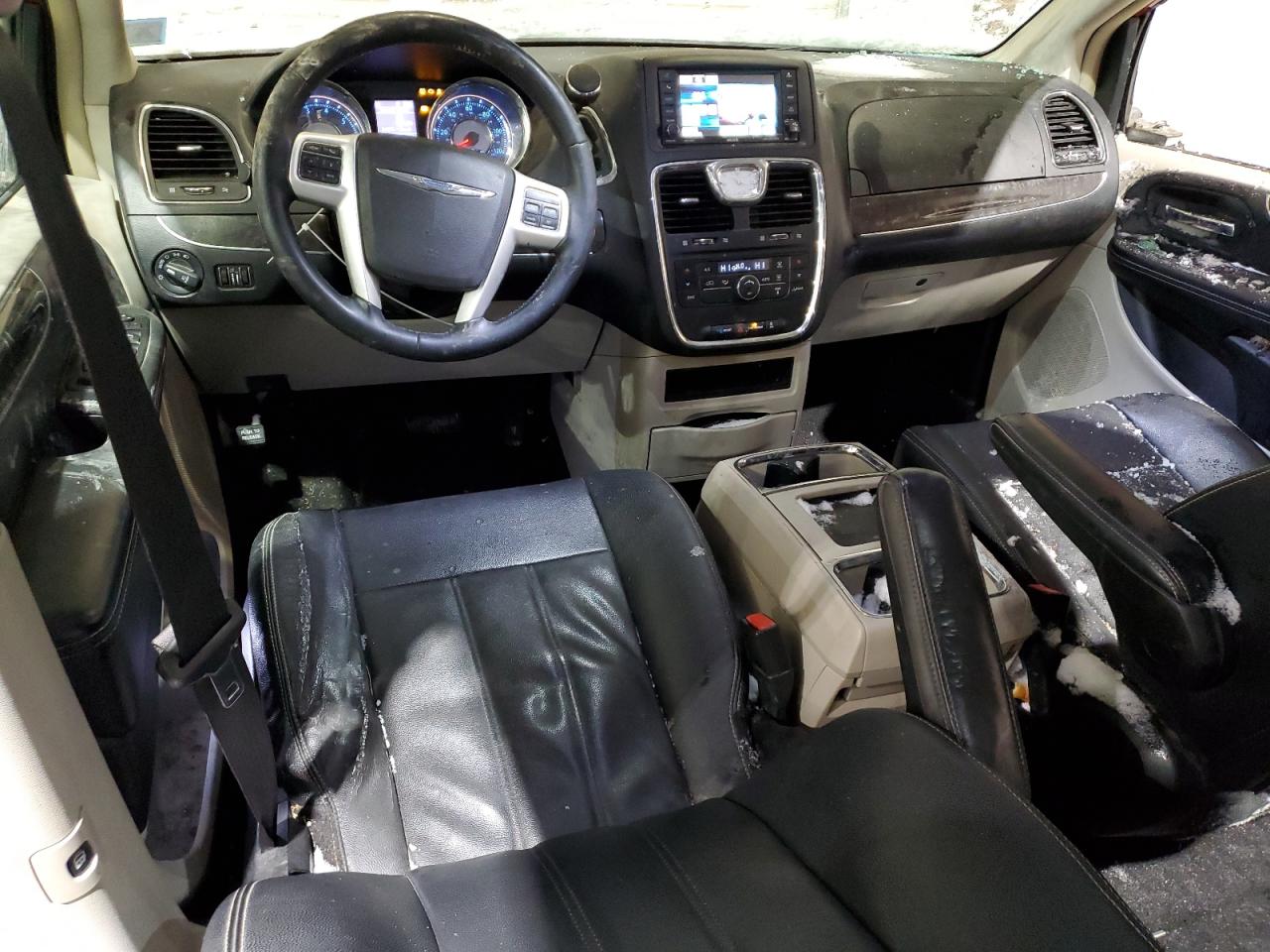 2014 Chrysler Town & Country - Image 8