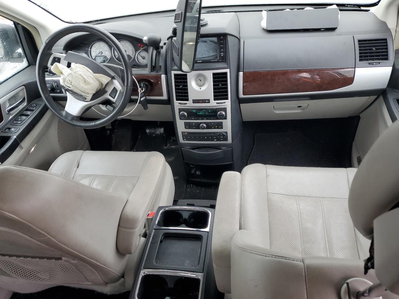 2010 Chrysler Town & Country - Image 8