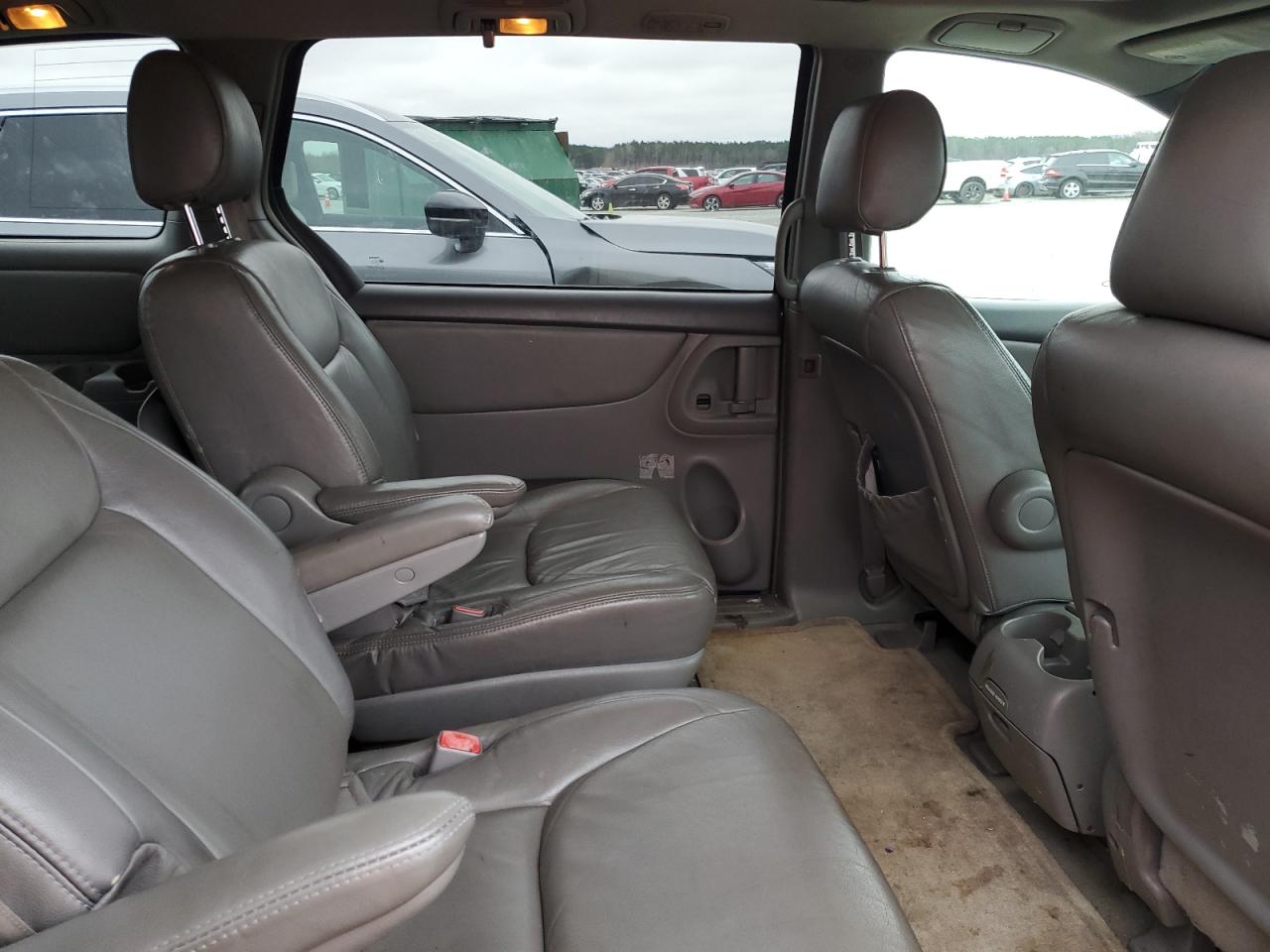 2004 Toyota Sienna - Image 11