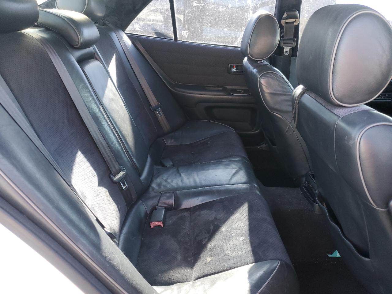 2002 Lexus IS - Image 10