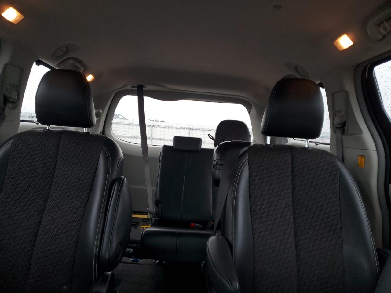 2011 Toyota Sienna - Image 10