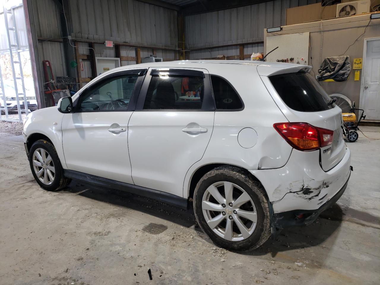 2014 Mitsubishi Outlander - Image 2