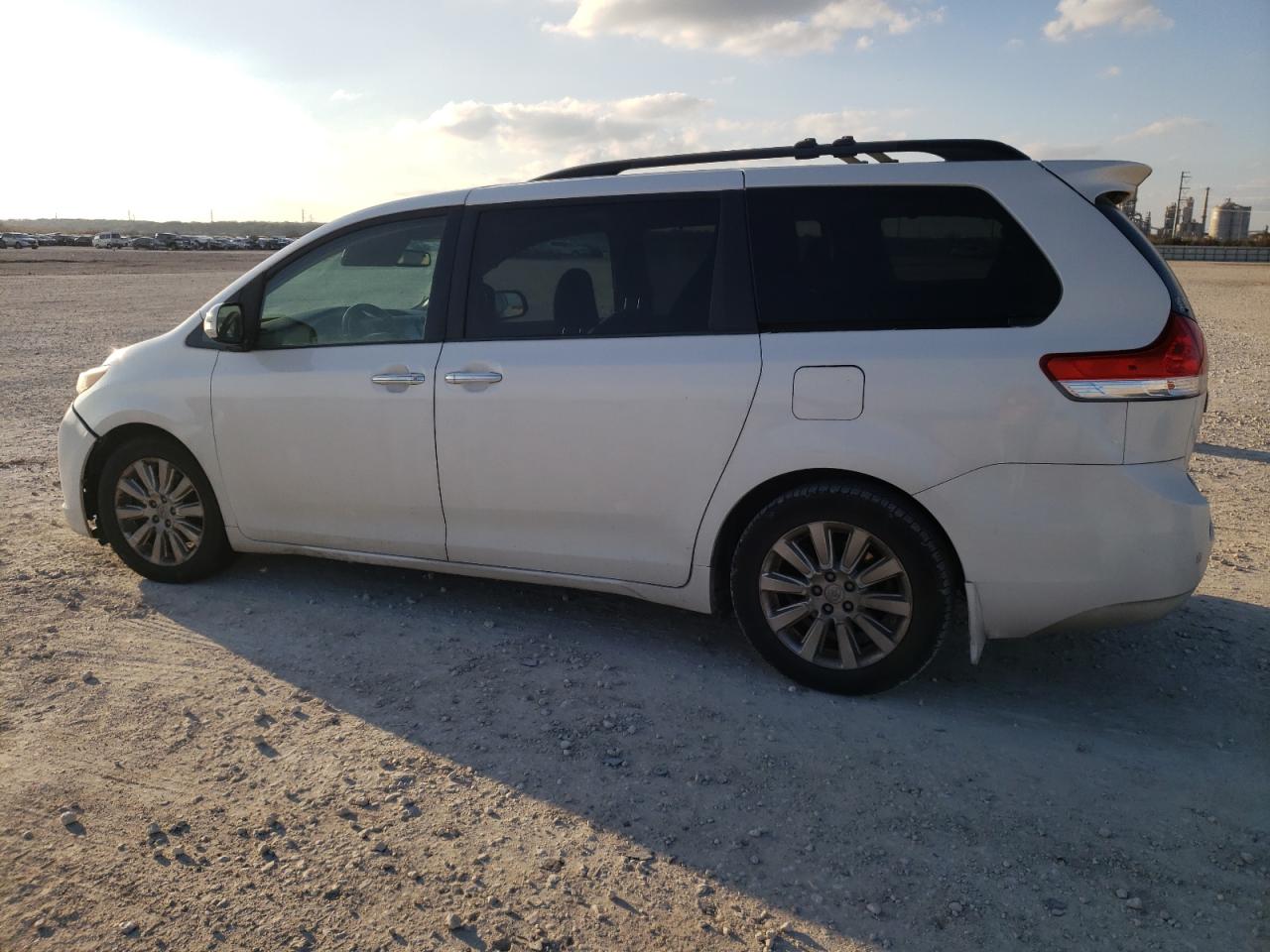2014 Toyota Sienna - Image 2