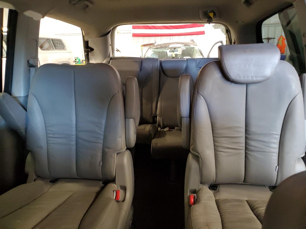 2011 Kia Sedona - Image 10