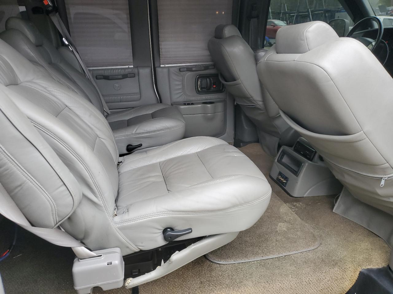 2008 Chevrolet Express - Image 11