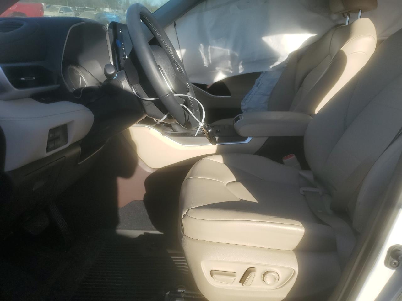 2022 Toyota Highlander - Image 7