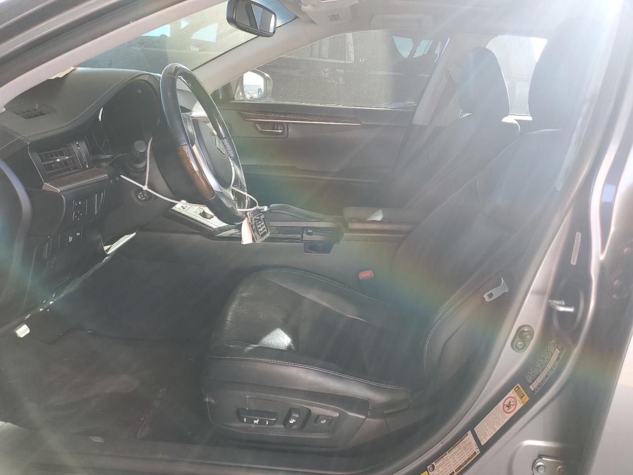 2015 Lexus ES - Image 7