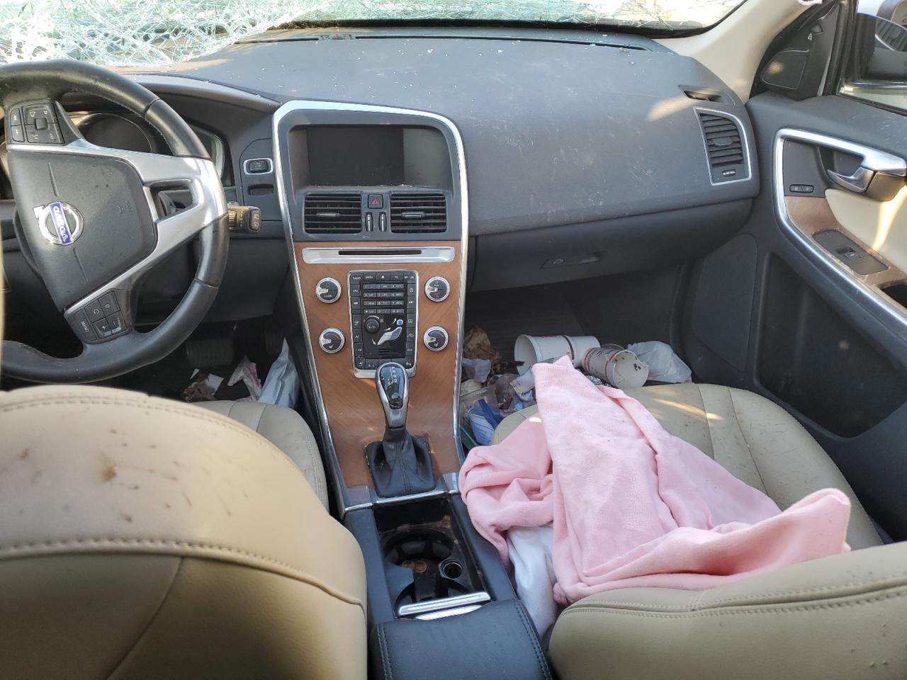 2017 Volvo XC60 - Image 8