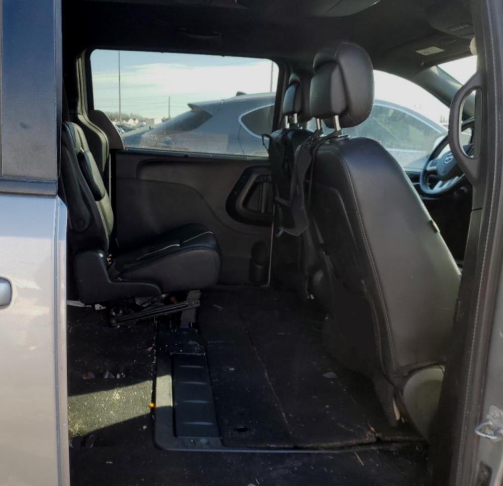 2017 Dodge Caravan - Image 11