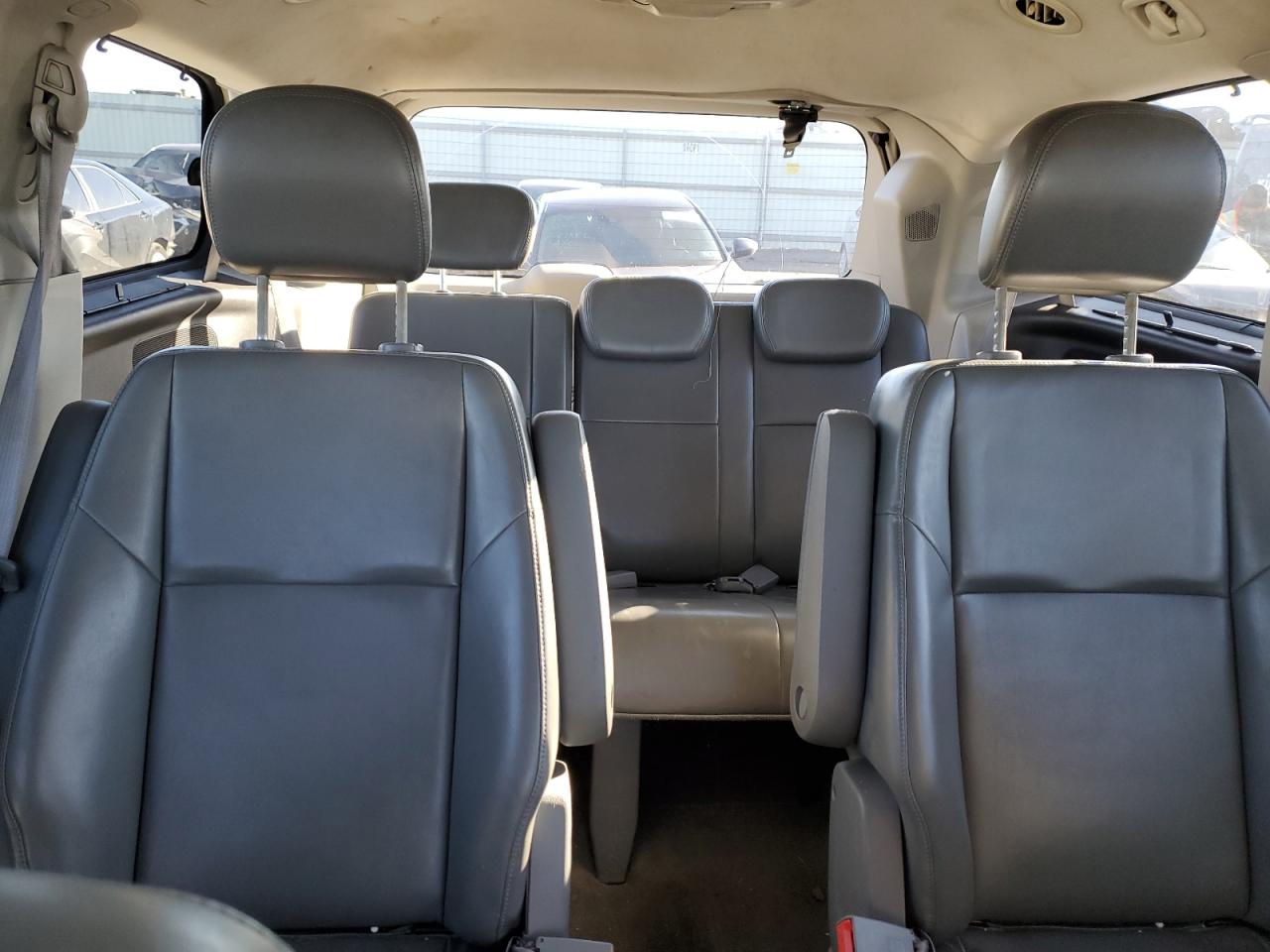 2010 Volkswagen Routan - Image 10