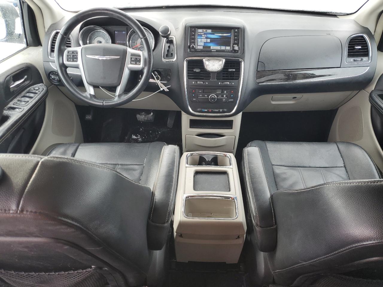 2013 Chrysler Town & Country - Image 8