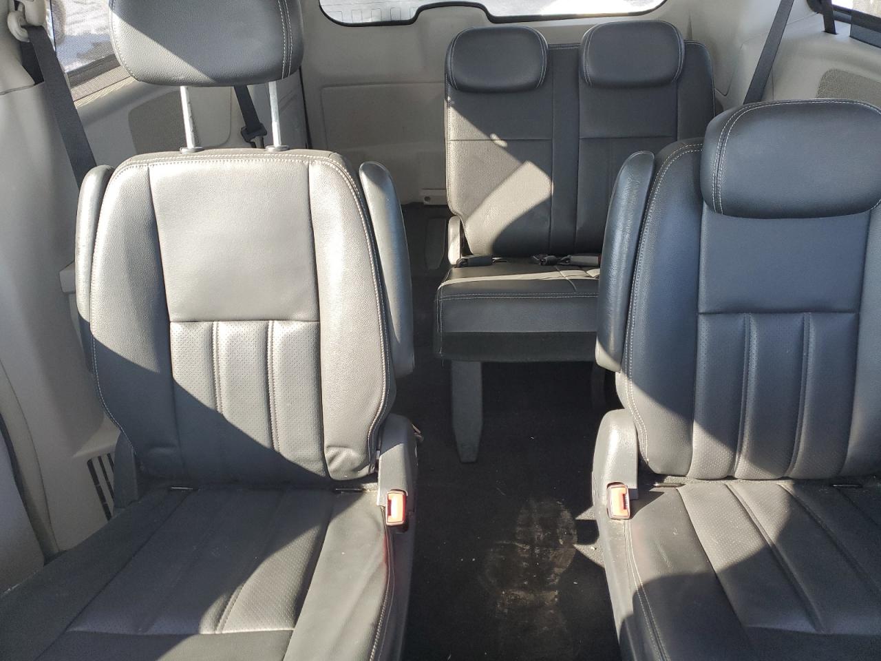 2010 Chrysler Town & Country - Image 10