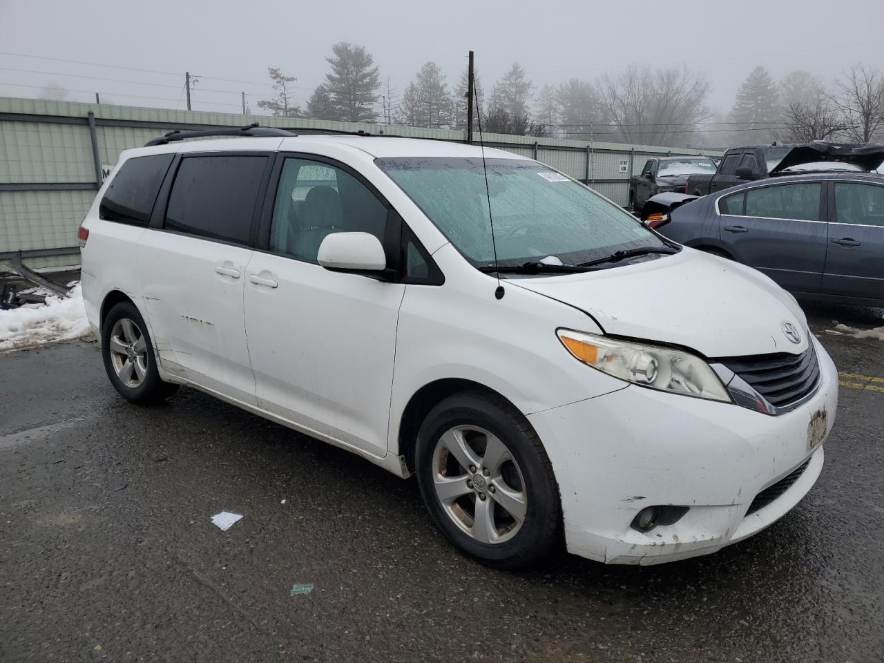 2011 Toyota Sienna - Image 4