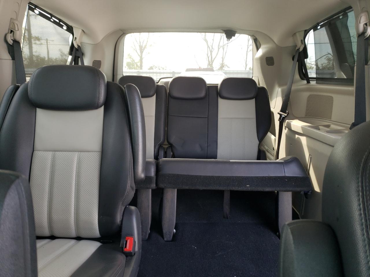 2010 Chrysler Town & Country - Image 10