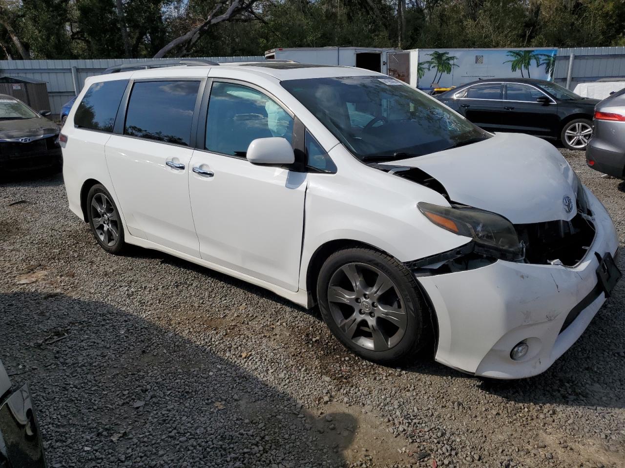 2015 Toyota Sienna - Image 4