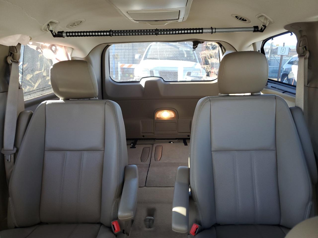 2015 Chrysler Town & Country - Image 10