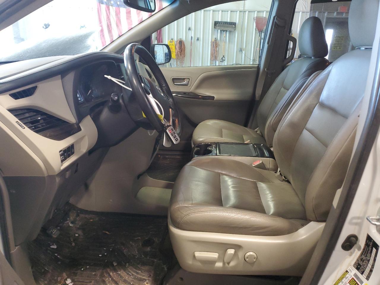 2017 Toyota Sienna - Image 7
