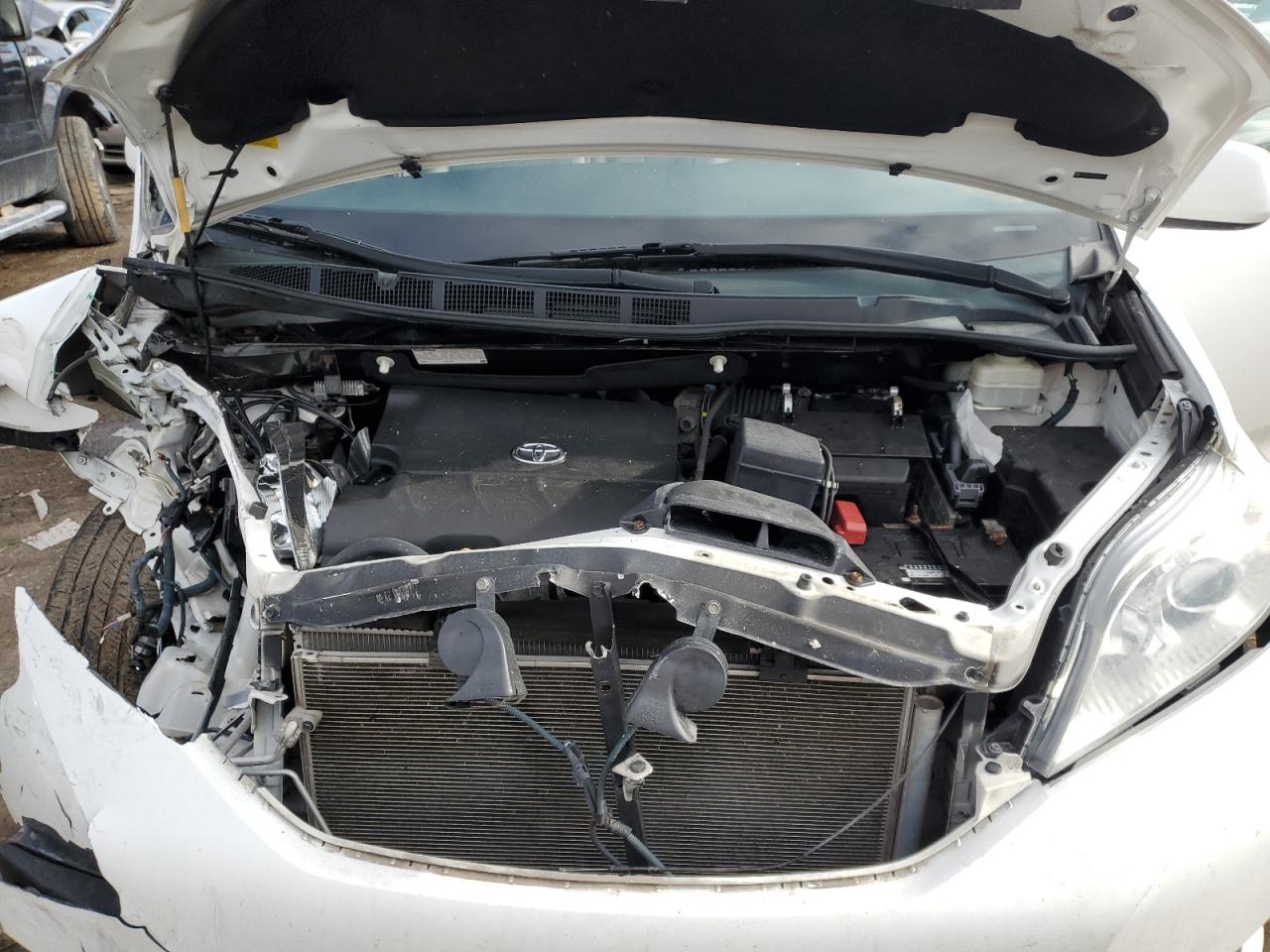 2014 Toyota Sienna - Image 12