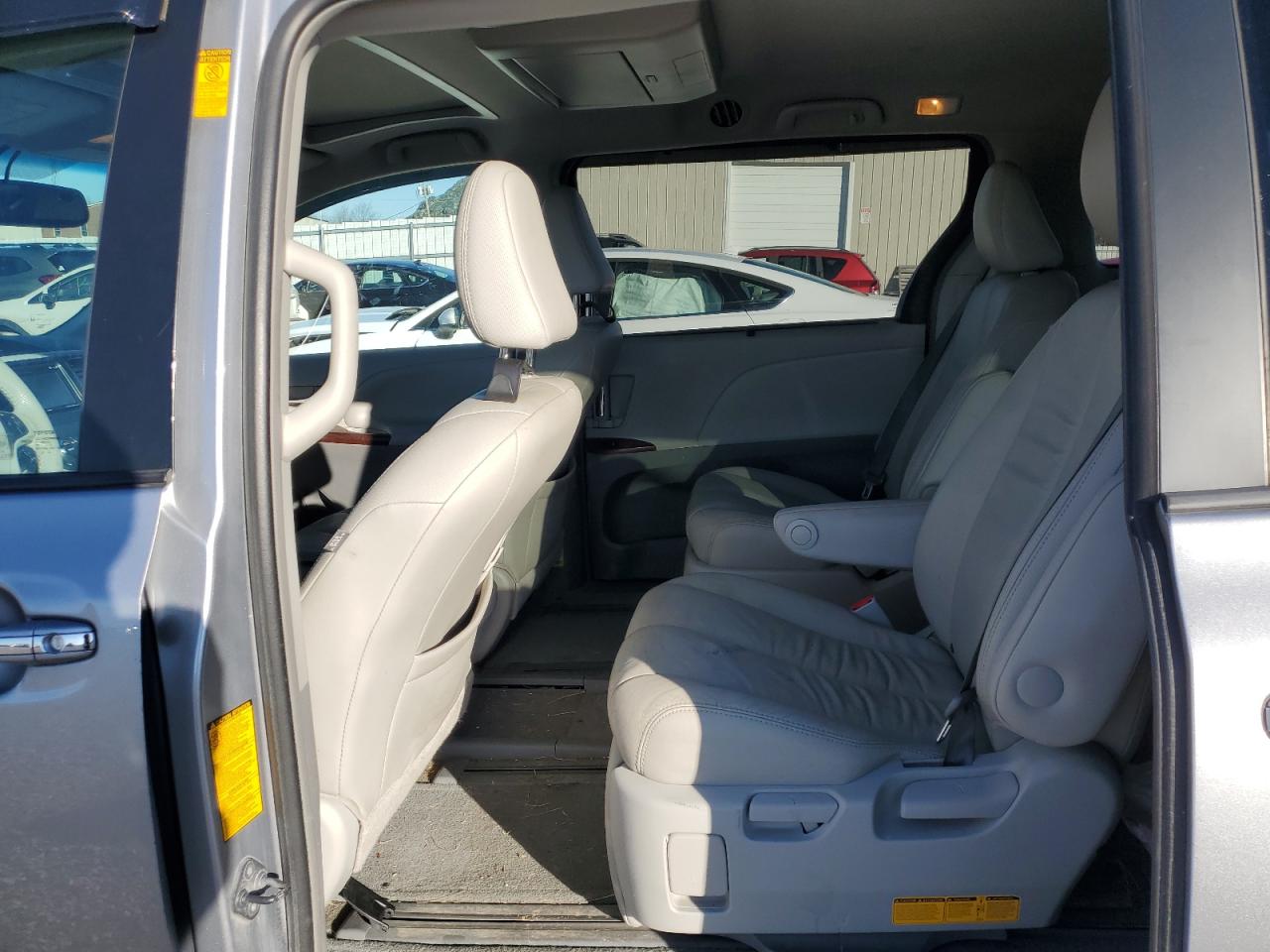 2013 Toyota Sienna - Image 11