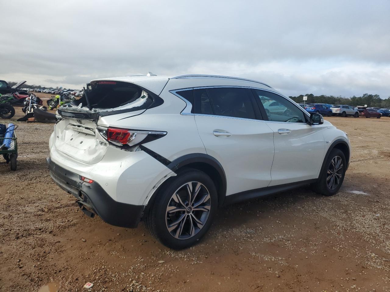 2017 Infiniti QX30 - Image 3