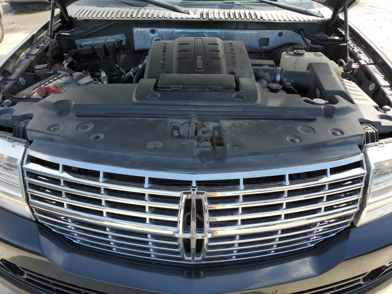 2013 Lincoln Navigator - Image 12