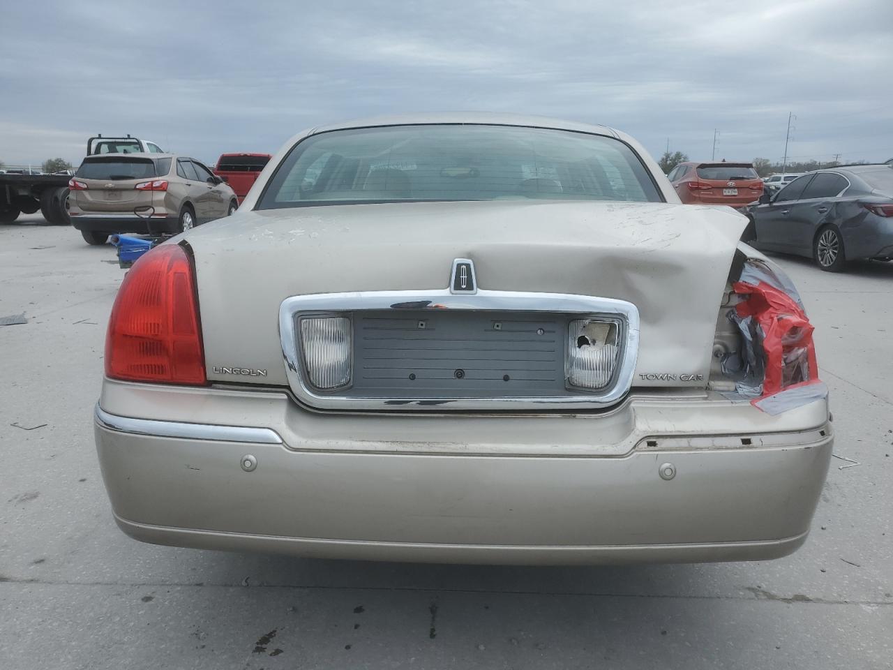 2003 Lincoln Town Car - Image 6