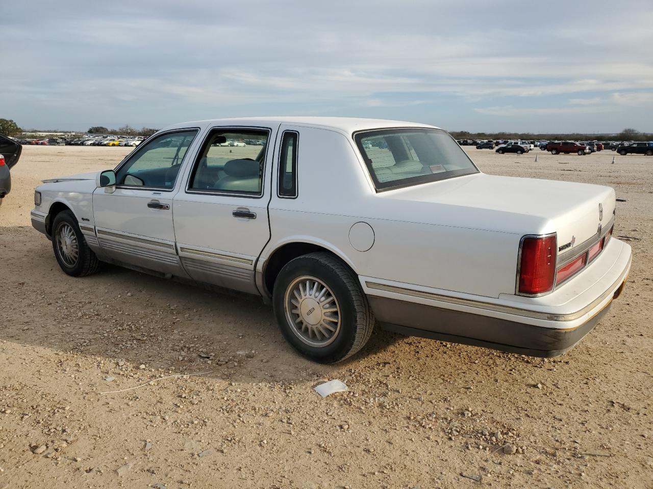 1997 Lincoln Town Car - Image 2