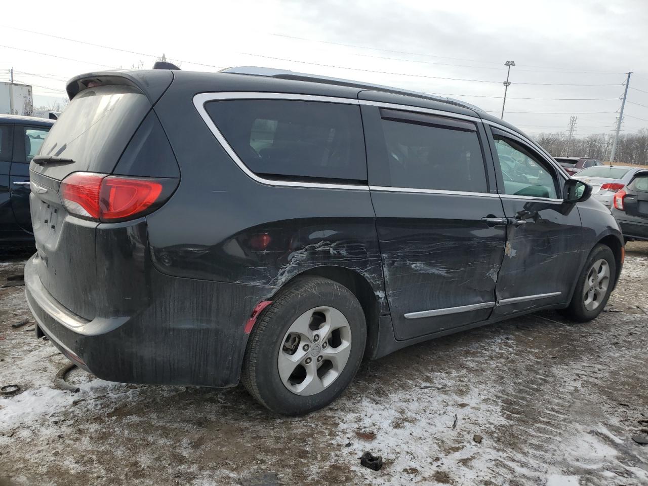 2017 Chrysler Pacifica - Image 3