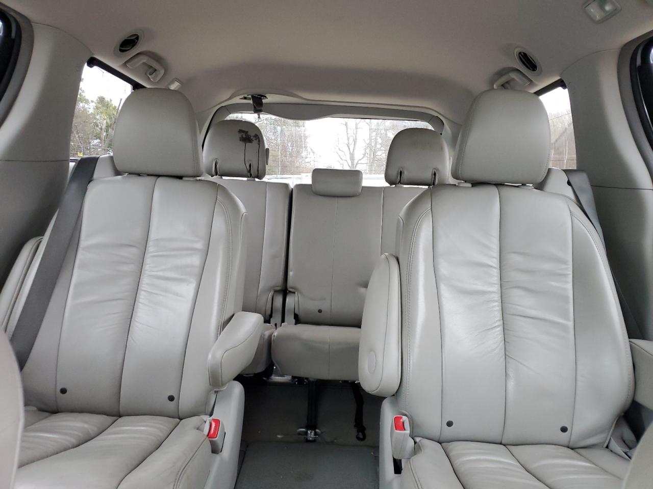 2012 Toyota Sienna - Image 10