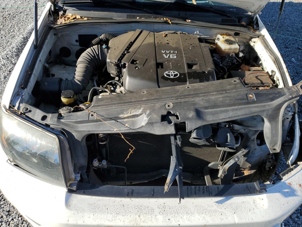 2004 Toyota 4Runner - Image 13