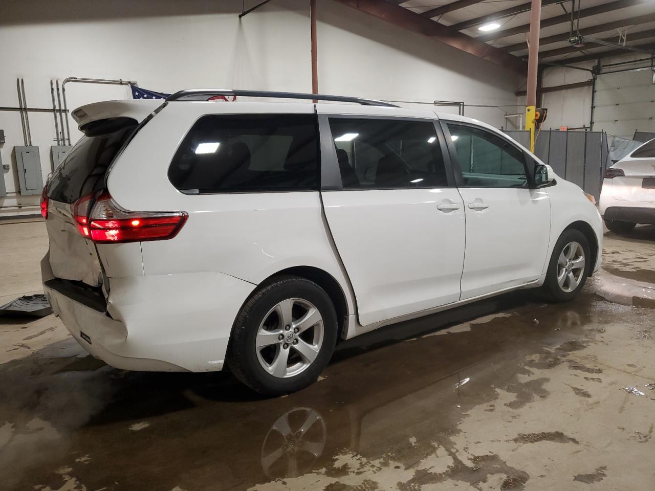2015 Toyota Sienna - Image 3