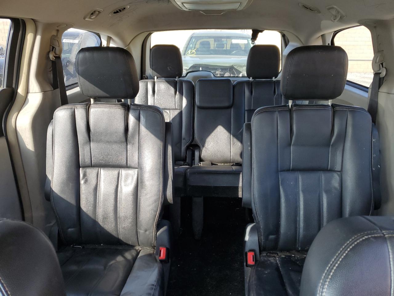 2014 Chrysler Town & Country - Image 10
