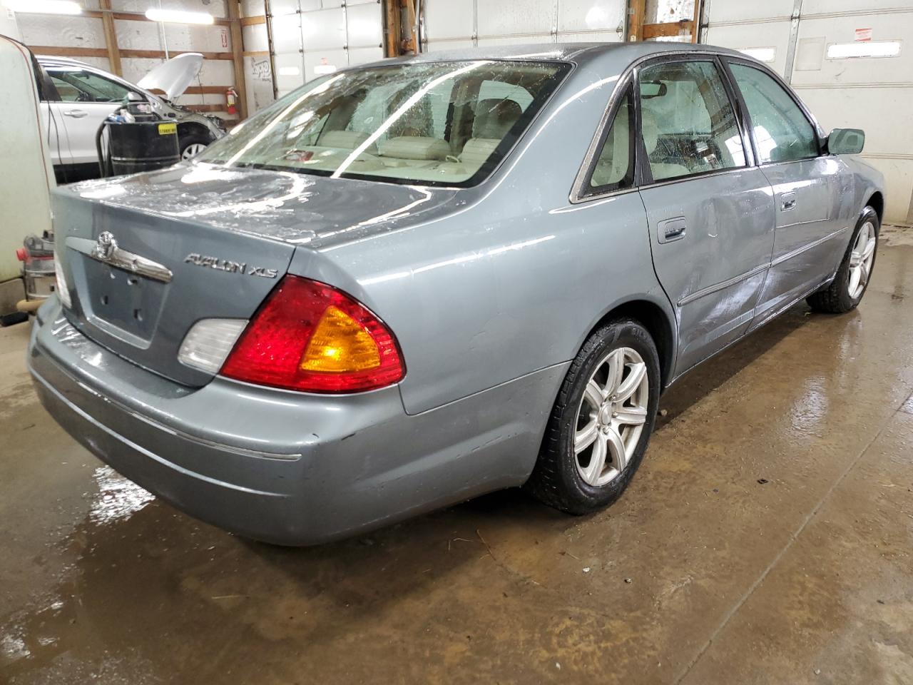 2001 Toyota Avalon - Image 3