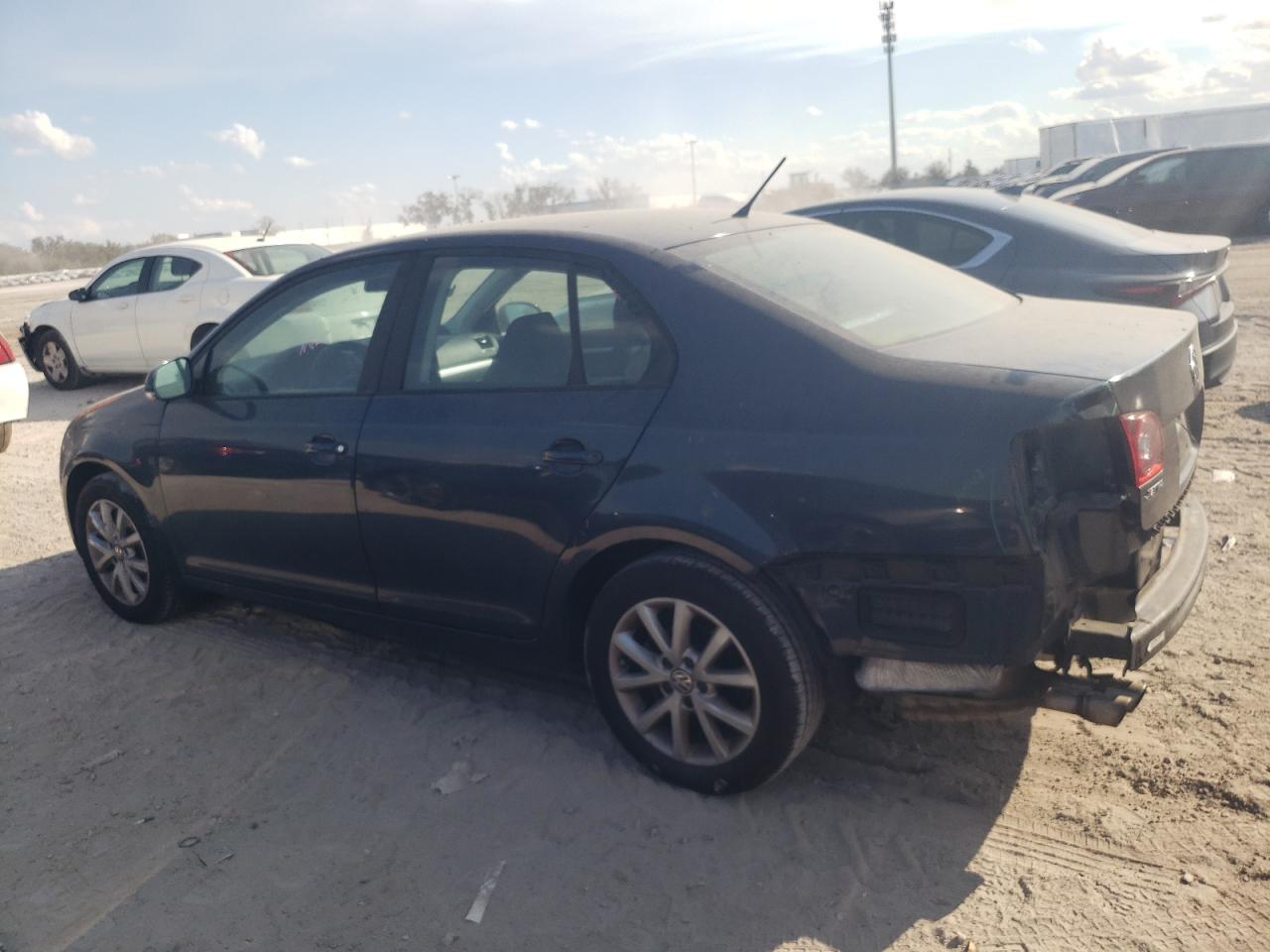 2010 Volkswagen Jetta - Image 2