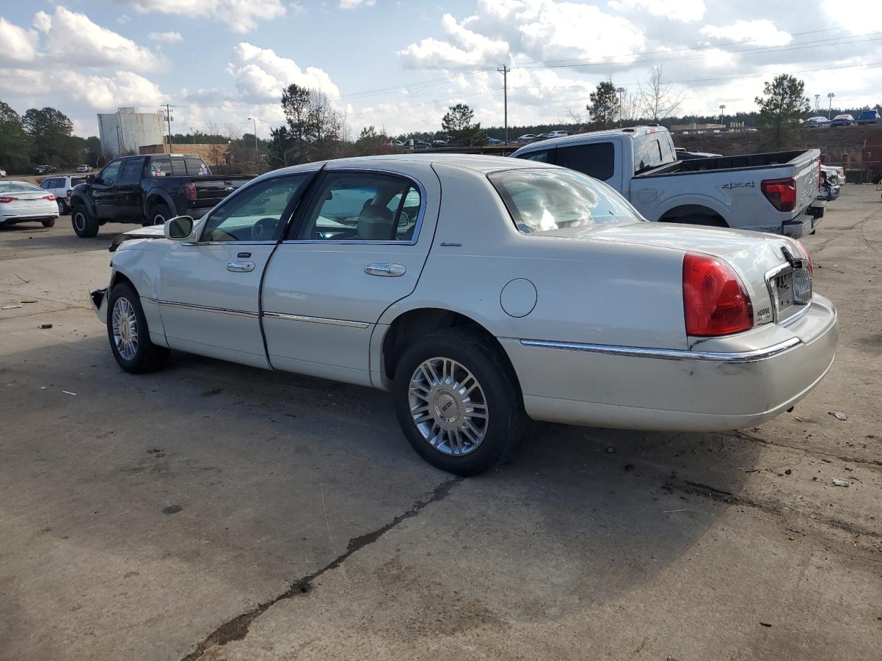 2006 Lincoln Town Car - Image 2
