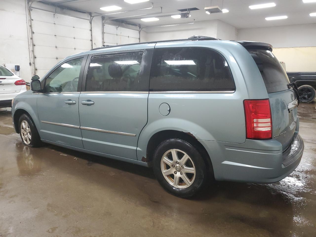2009 Chrysler Town & Country - Image 2