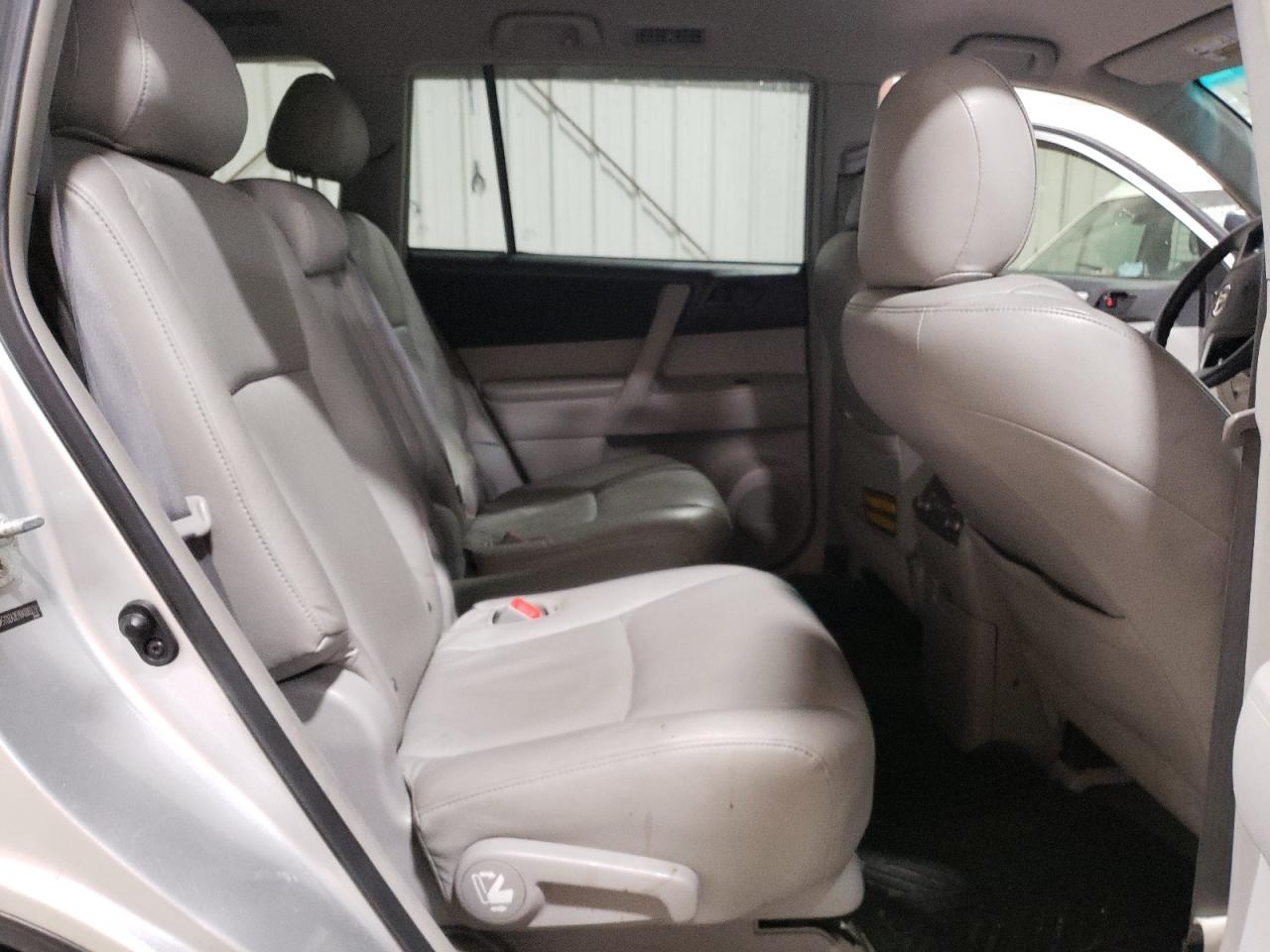 2010 Toyota Highlander - Image 11