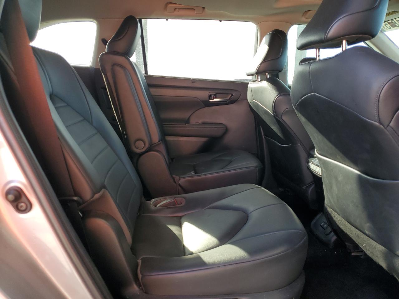 2021 Toyota Highlander - Image 11