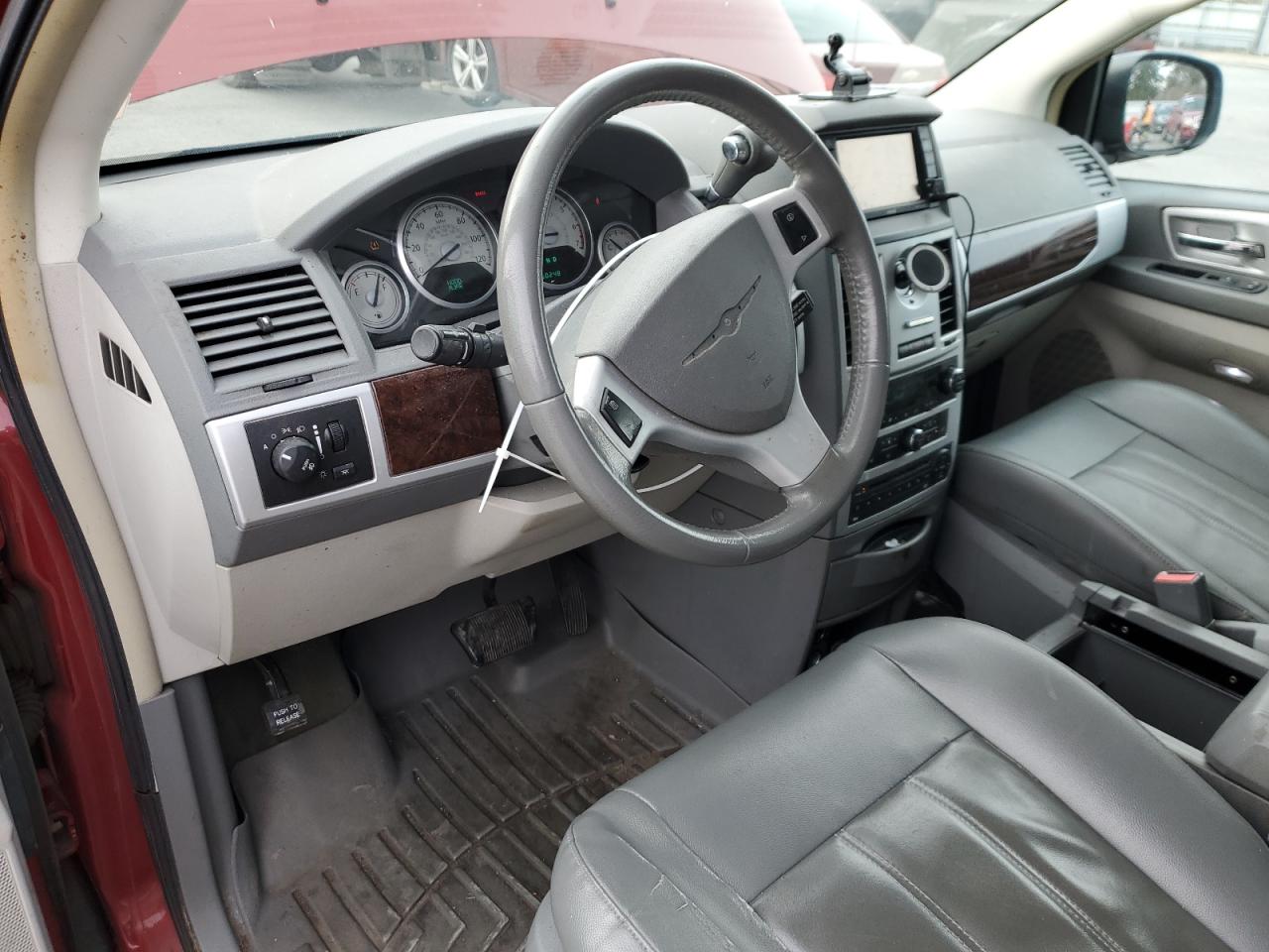 2010 Chrysler Town & Country - Image 8