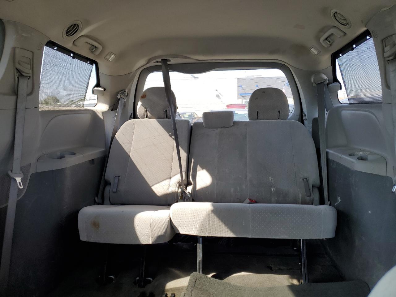 2017 Toyota Sienna - Image 10