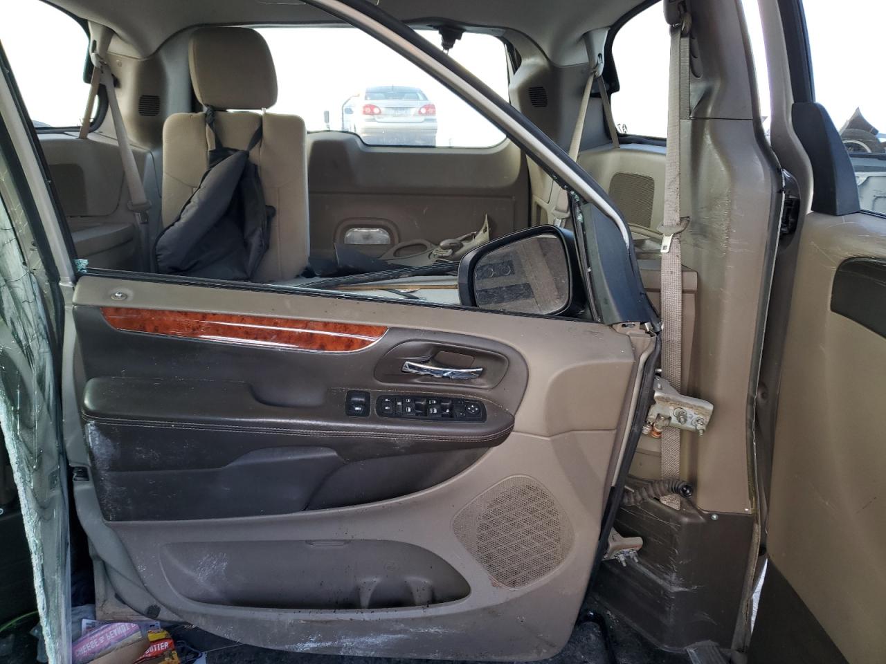 2012 Chrysler Town & Country - Image 10