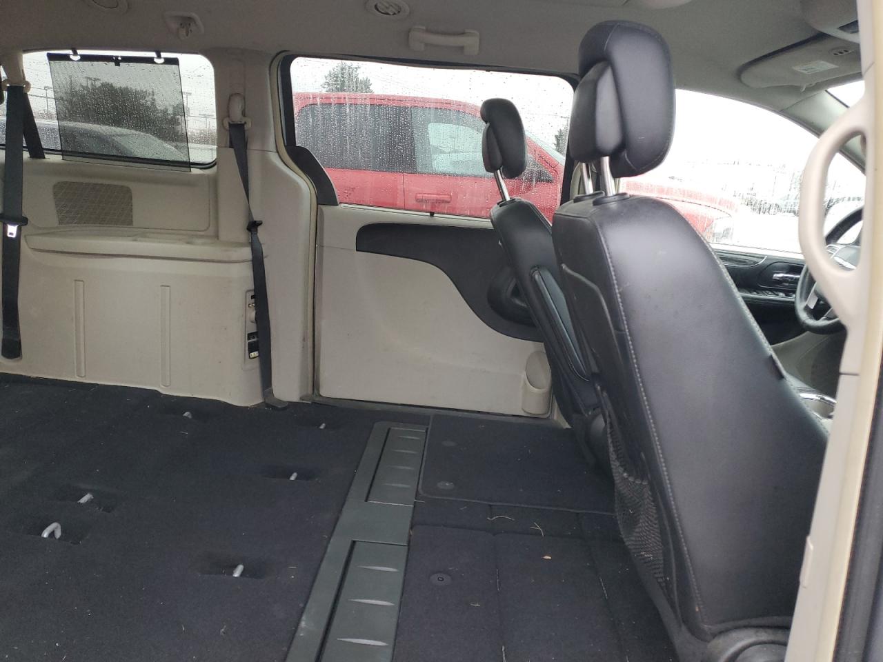 2015 Chrysler Town & Country - Image 11