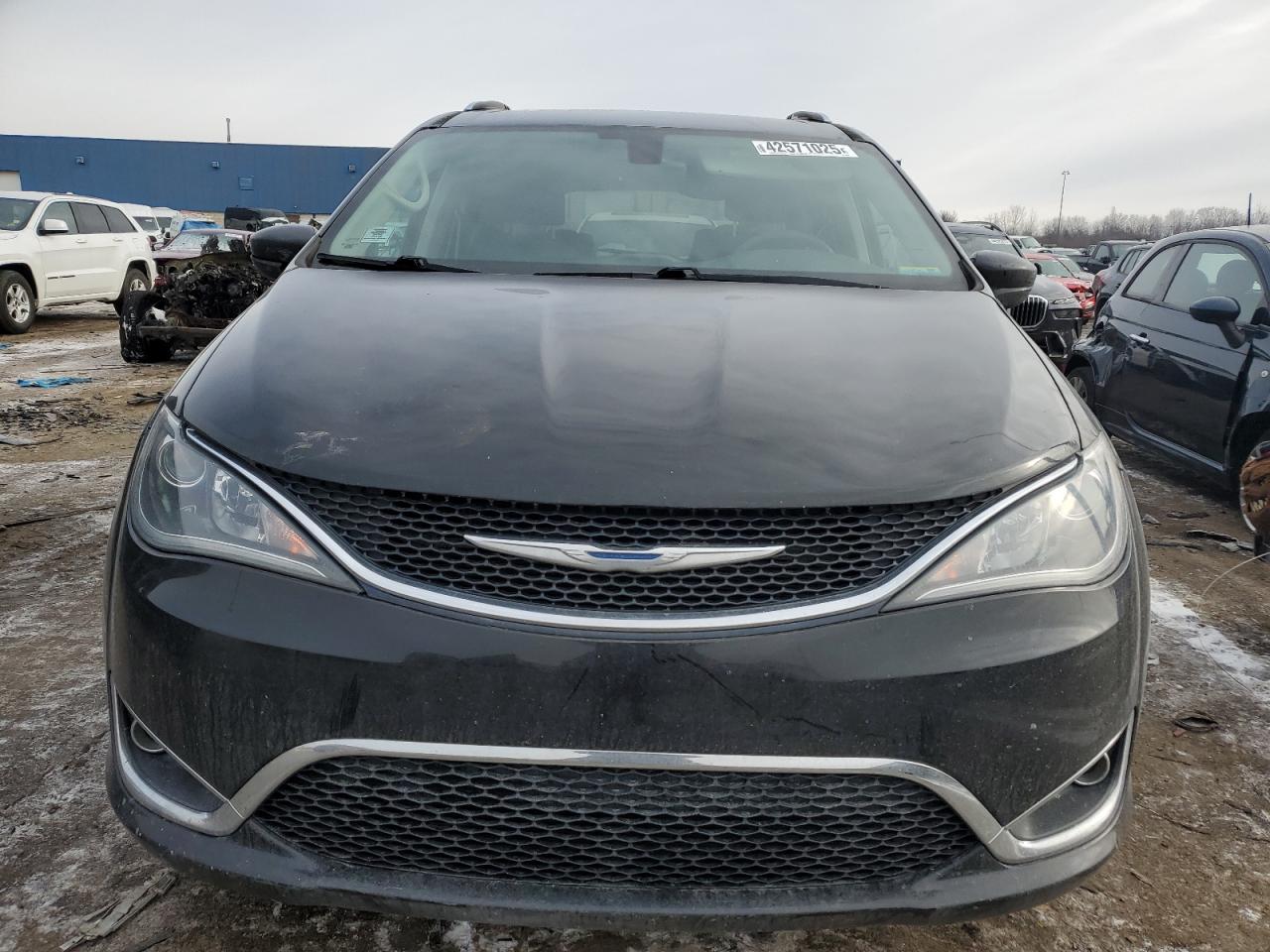 2017 Chrysler Pacifica - Image 5