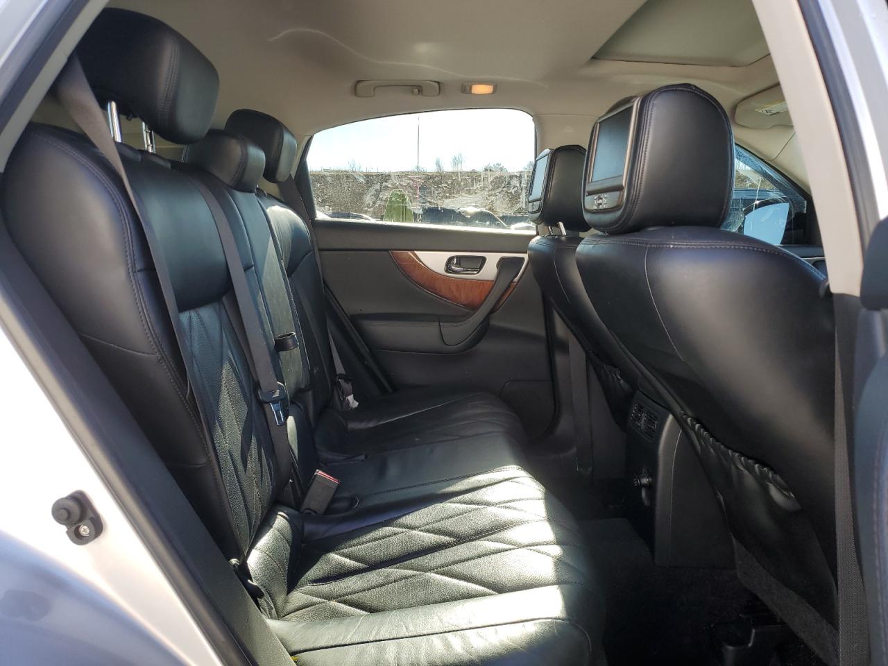 2016 Infiniti QX70 - Image 11