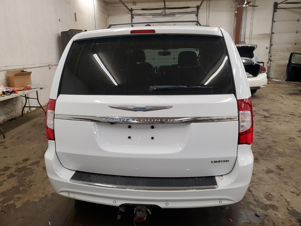 2016 Chrysler Town & Country - Image 6