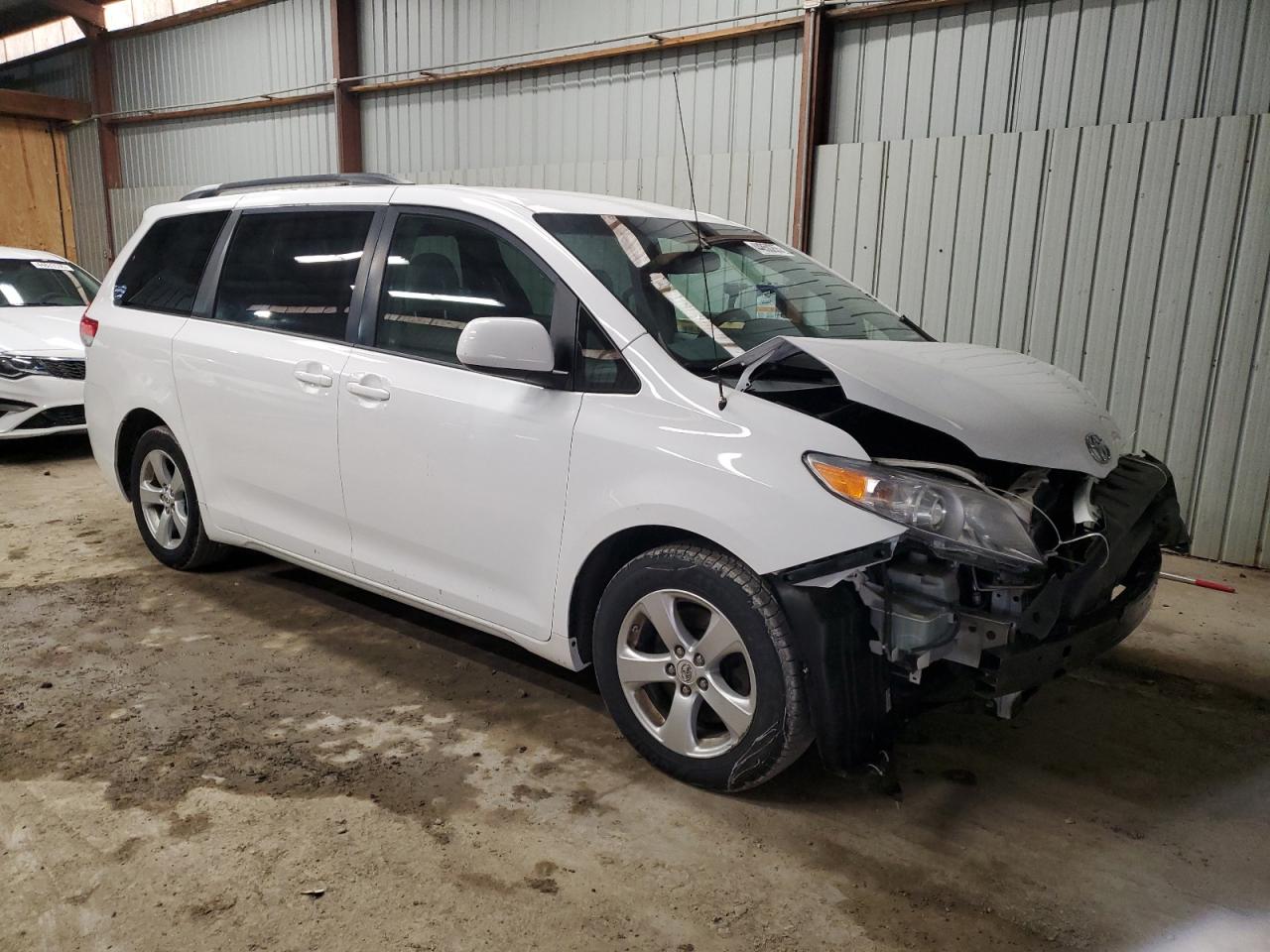 2012 Toyota Sienna - Image 4